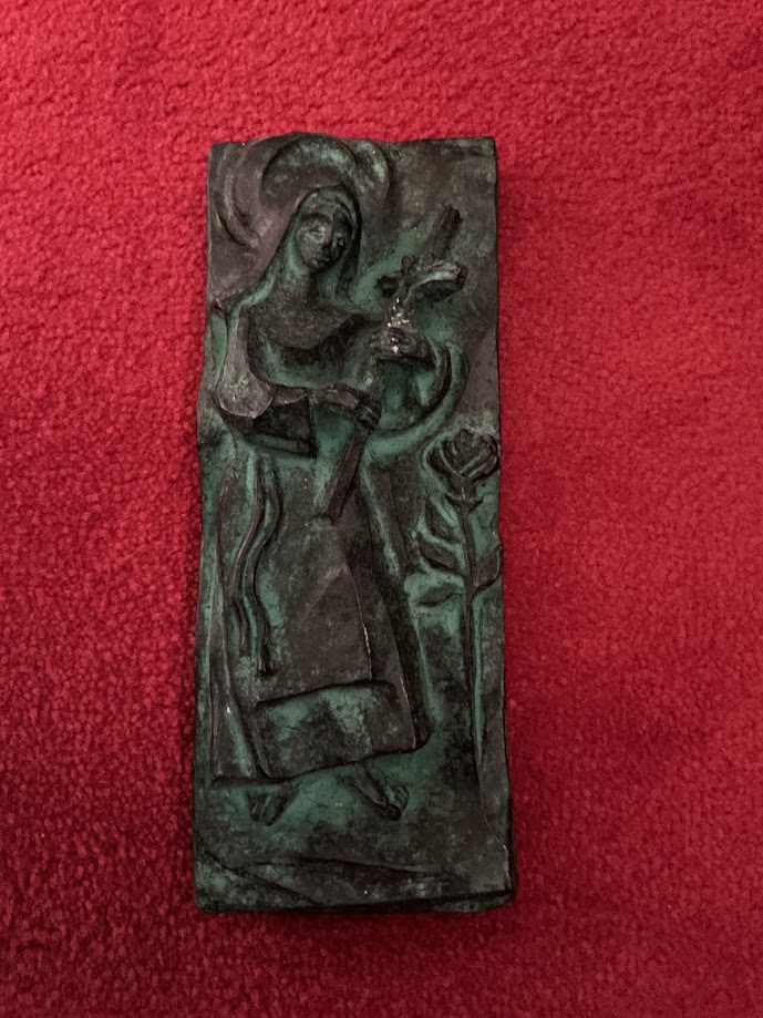 Uniek stenen plaquette reliëf H. Theresia binnen /buiten