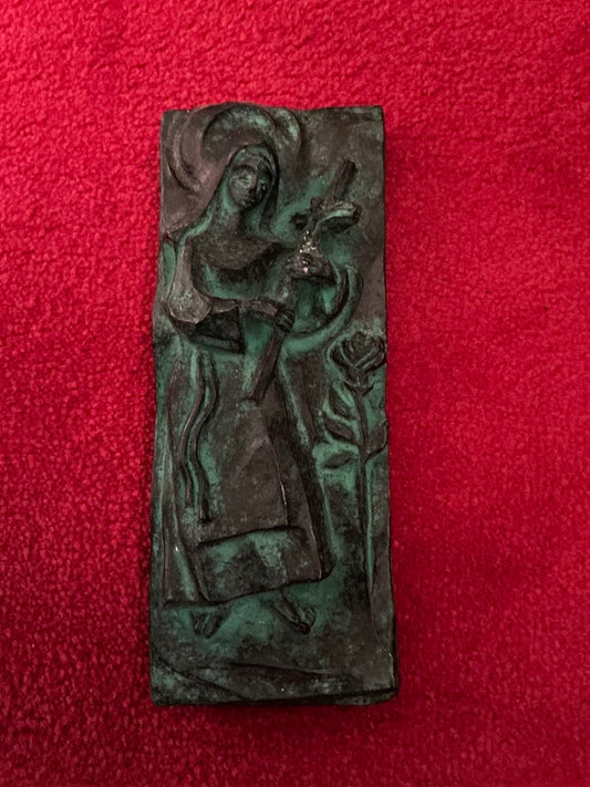 Uniek stenen plaquette reliëf H. Theresia binnen /buiten