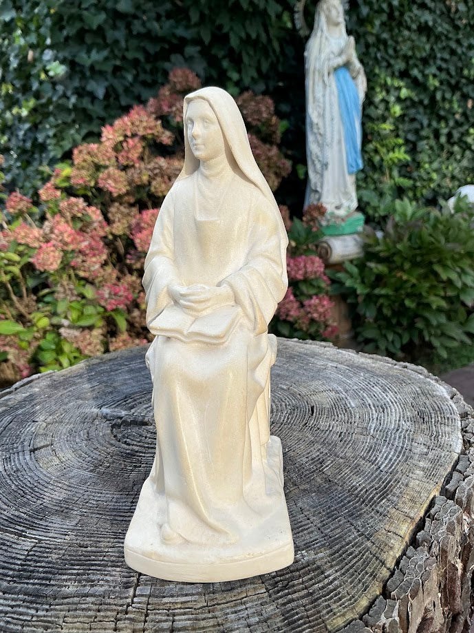 Statua unica di Santa Teresa di Lisieux seduta