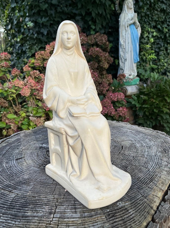 Statua unica di Santa Teresa di Lisieux seduta