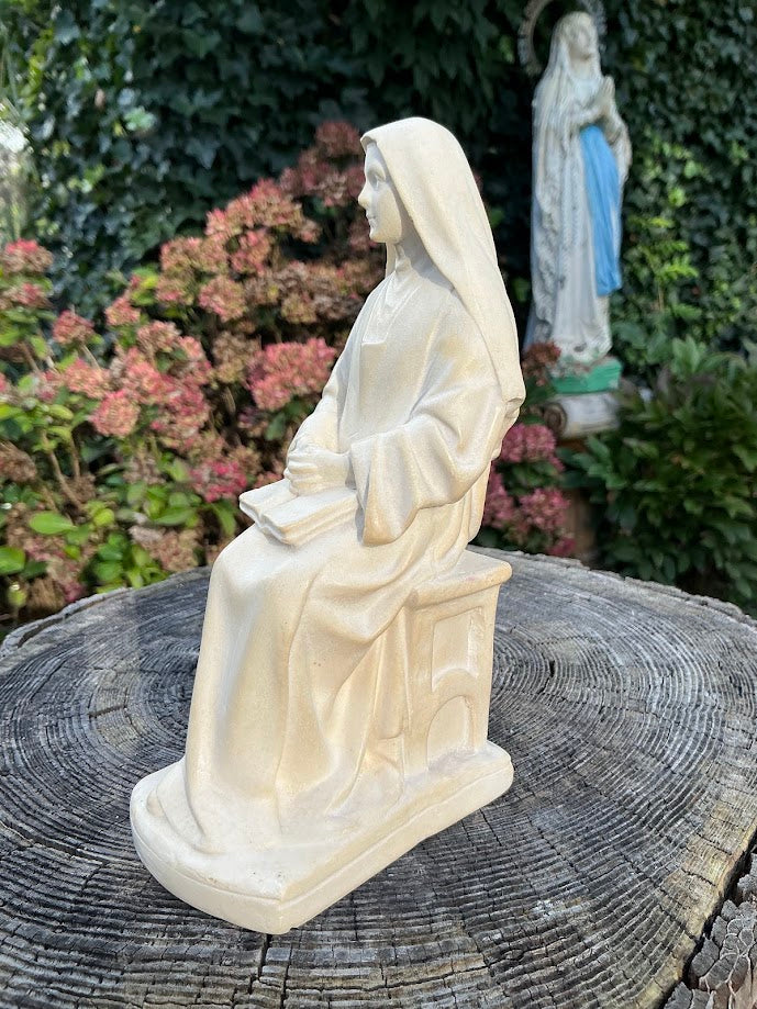 Statua unica di Santa Teresa di Lisieux seduta