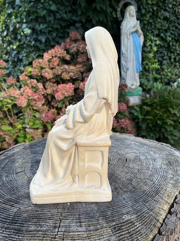 Statua unica di Santa Teresa di Lisieux seduta