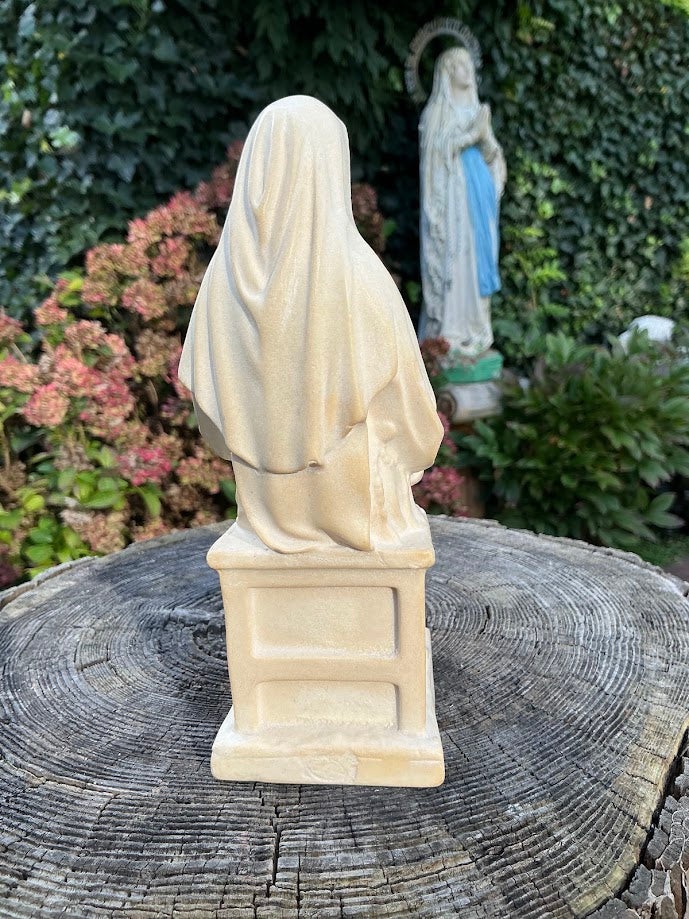 Statua unica di Santa Teresa di Lisieux seduta