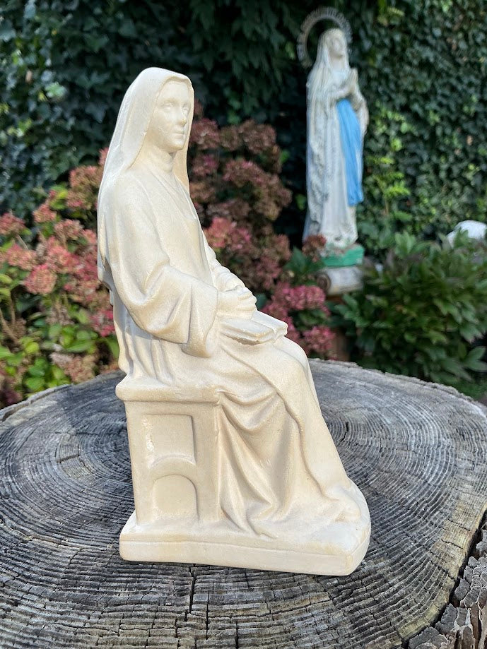 Statua unica di Santa Teresa di Lisieux seduta