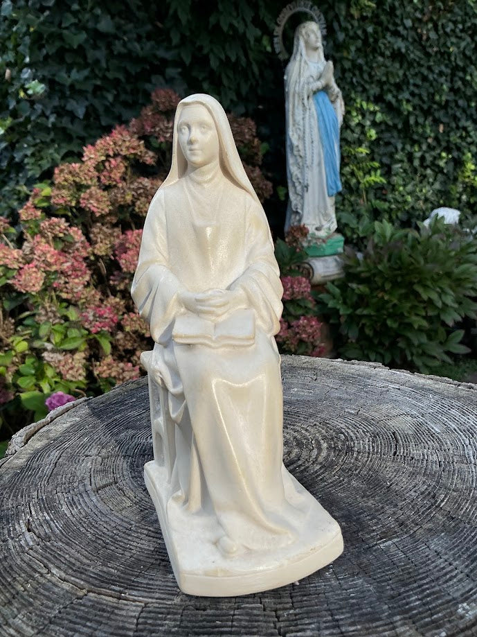 Statua unica di Santa Teresa di Lisieux seduta