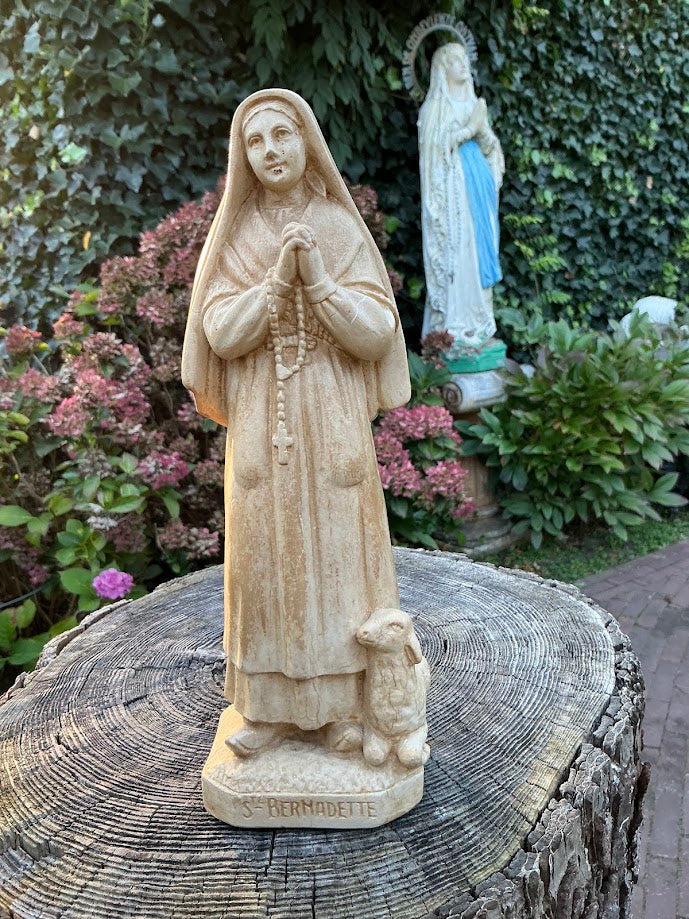 Wunderschöne Galy-Lourdes-Statue der hl. Bernadette mit Lämmchen