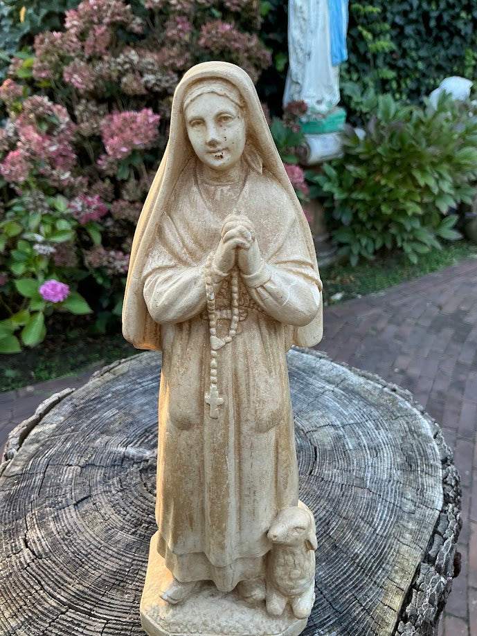 Wunderschöne Galy-Lourdes-Statue der hl. Bernadette mit Lämmchen