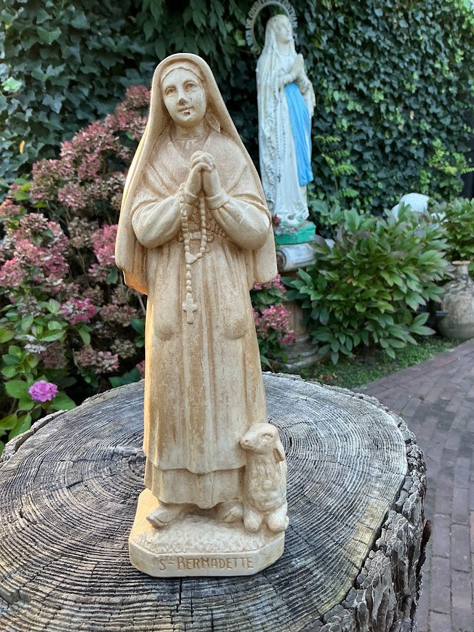 Wunderschöne Galy-Lourdes-Statue der hl. Bernadette mit Lämmchen