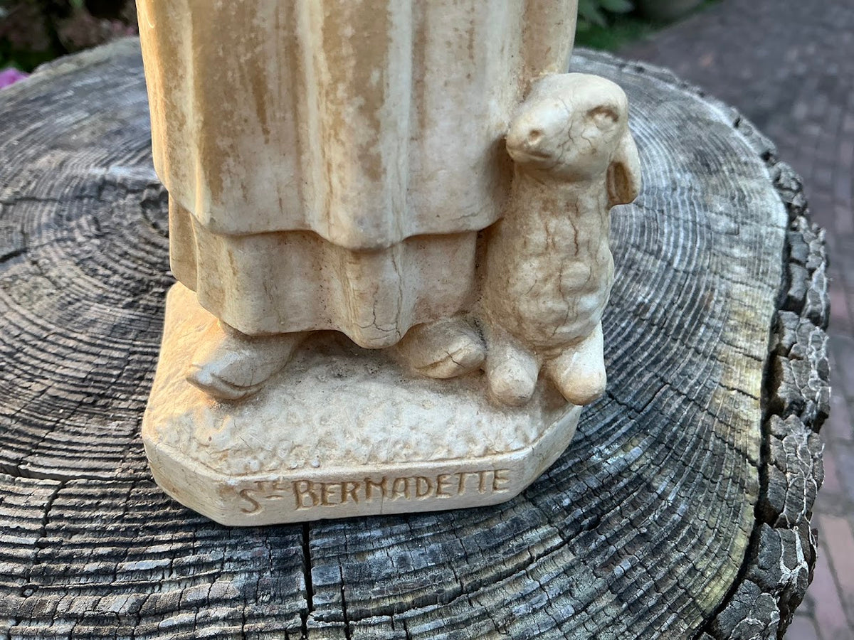 Wunderschöne Galy-Lourdes-Statue der hl. Bernadette mit Lämmchen
