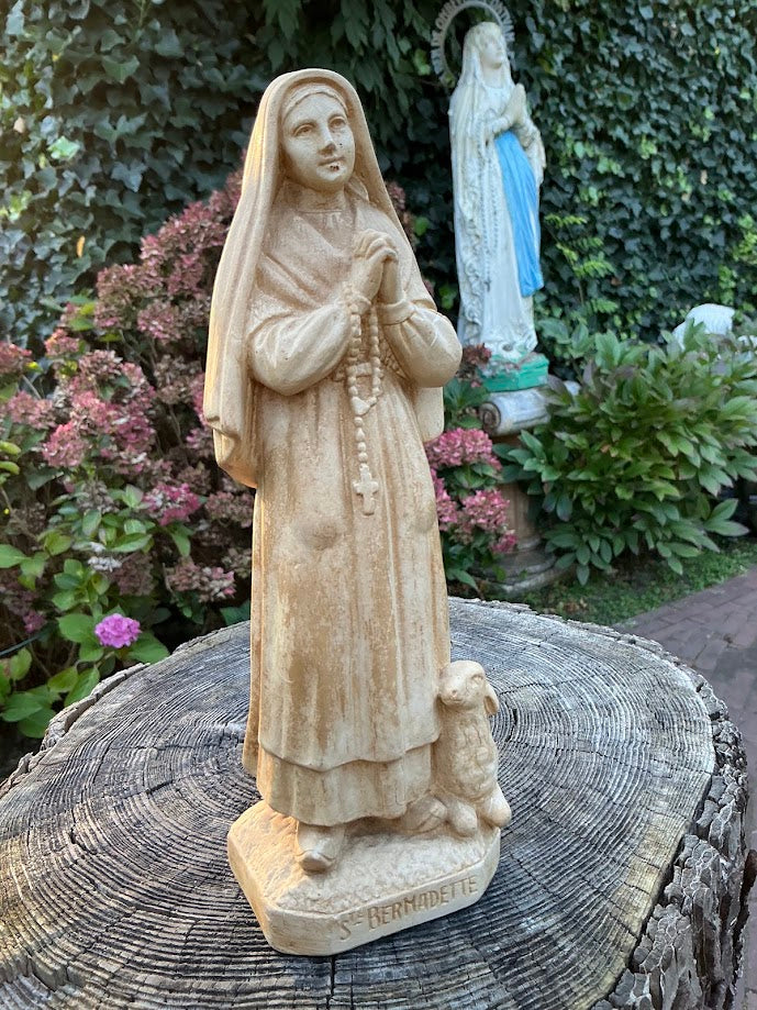 Wunderschöne Galy-Lourdes-Statue der hl. Bernadette mit Lämmchen