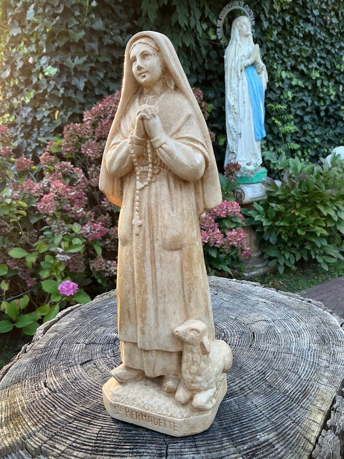 Wunderschöne Galy-Lourdes-Statue der hl. Bernadette mit Lämmchen