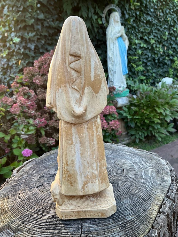 Wunderschöne Galy-Lourdes-Statue der hl. Bernadette mit Lämmchen