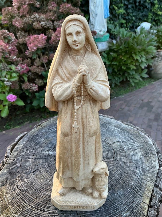 Wunderschöne Galy-Lourdes-Statue der hl. Bernadette mit Lämmchen