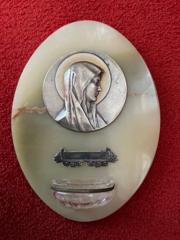 Antikes französisches Weihwasserbecken aus Marmor mit Medaille der Jungfrau Maria