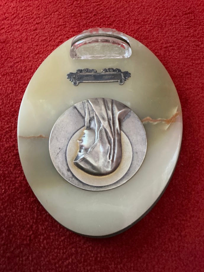 Antikes französisches Weihwasserbecken aus Marmor mit Medaille der Jungfrau Maria