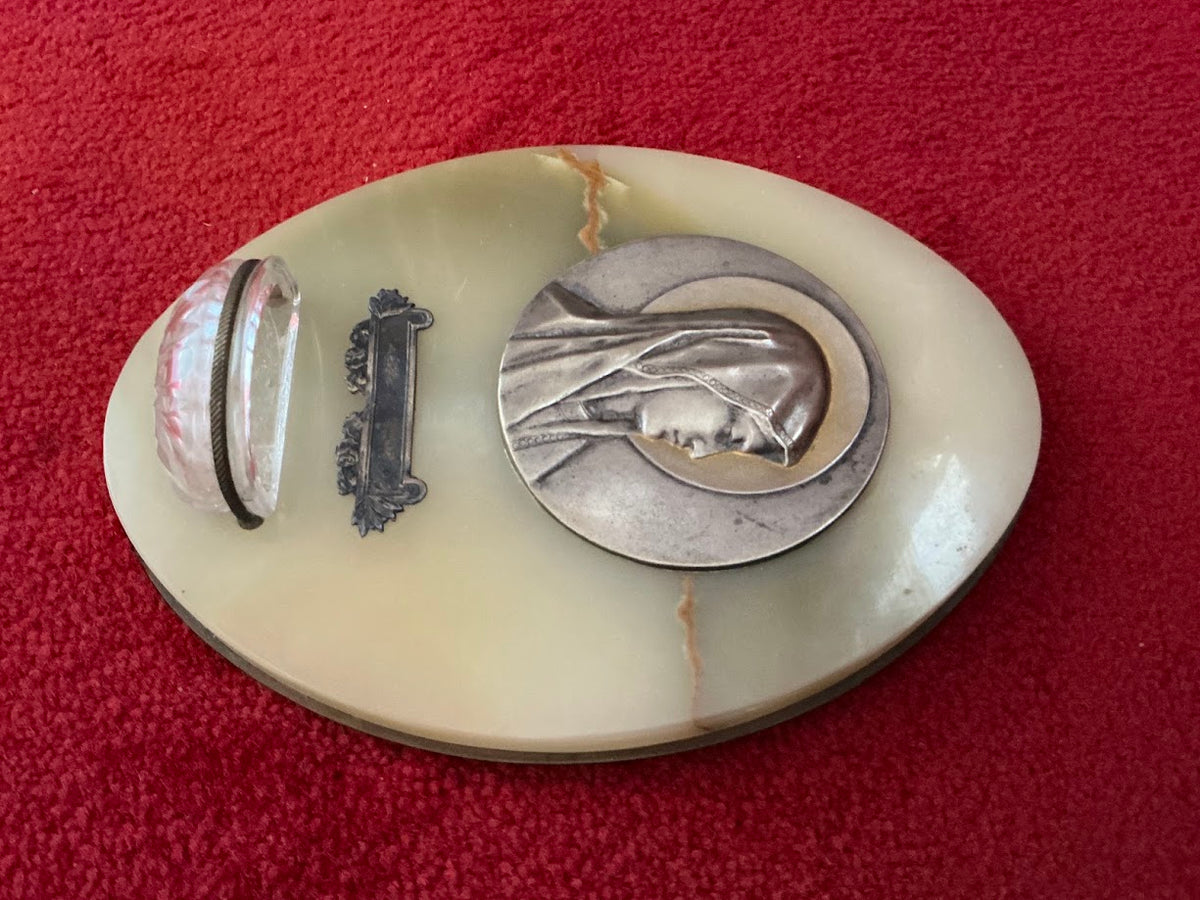 Antikes französisches Weihwasserbecken aus Marmor mit Medaille der Jungfrau Maria