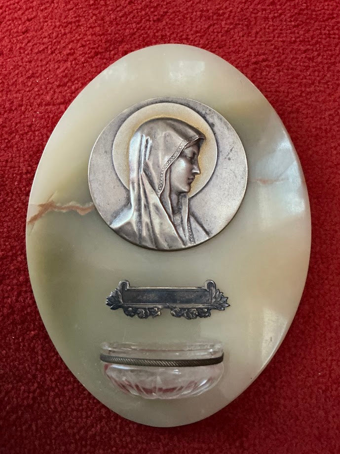 Antikes französisches Weihwasserbecken aus Marmor mit Medaille der Jungfrau Maria