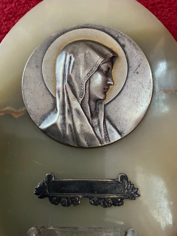 Antikes französisches Weihwasserbecken aus Marmor mit Medaille der Jungfrau Maria