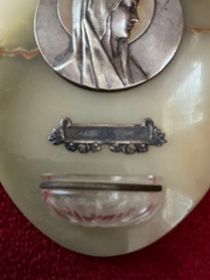 Antikes französisches Weihwasserbecken aus Marmor mit Medaille der Jungfrau Maria
