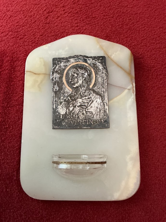 Antikes französisches Weihwasserbecken Exbrayat Virgo Virginum