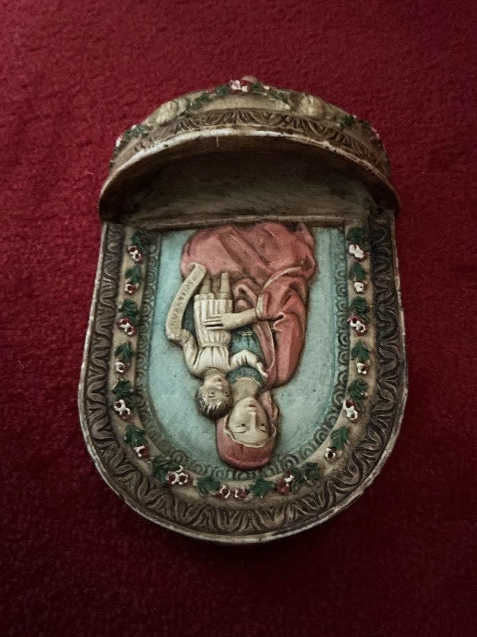 Antica acquasantiera italiana della Madonna con Gesù Bambino