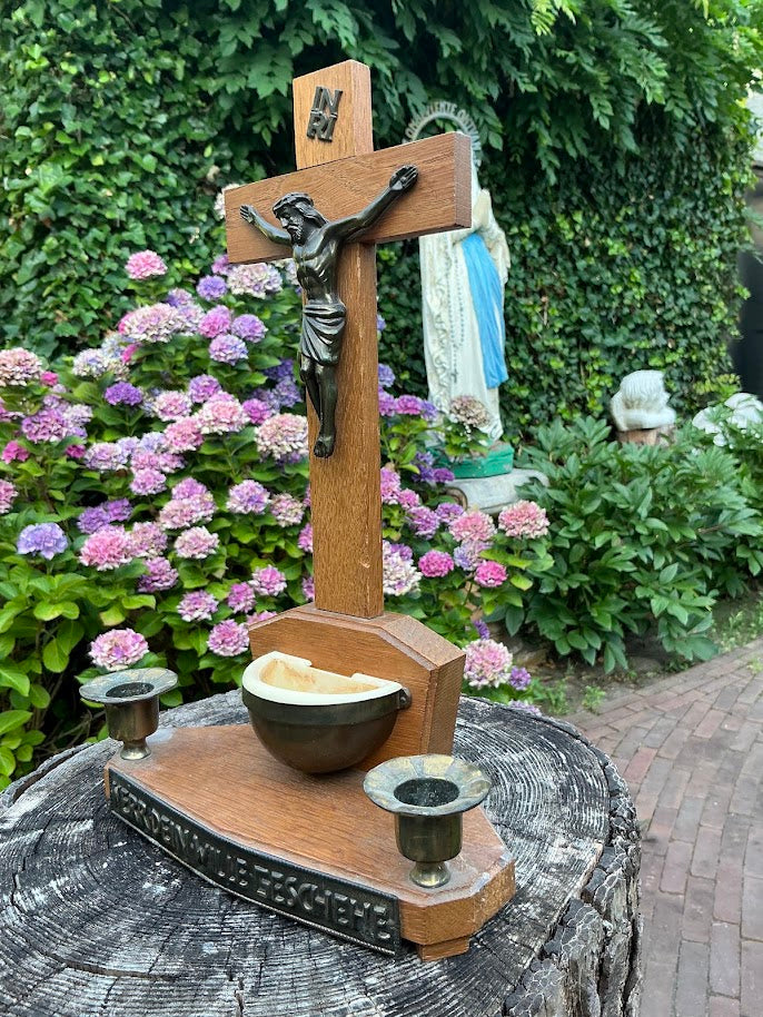Kruisbeeld met kaarsenhouders