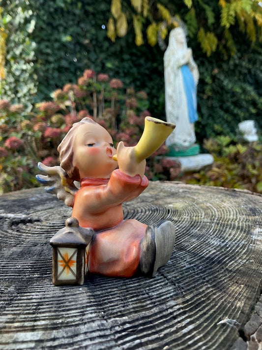 Hummel Goebel angel with horn and lantern – pristine porcelain figurine – Christmas decoration – numbered – vintage Germany