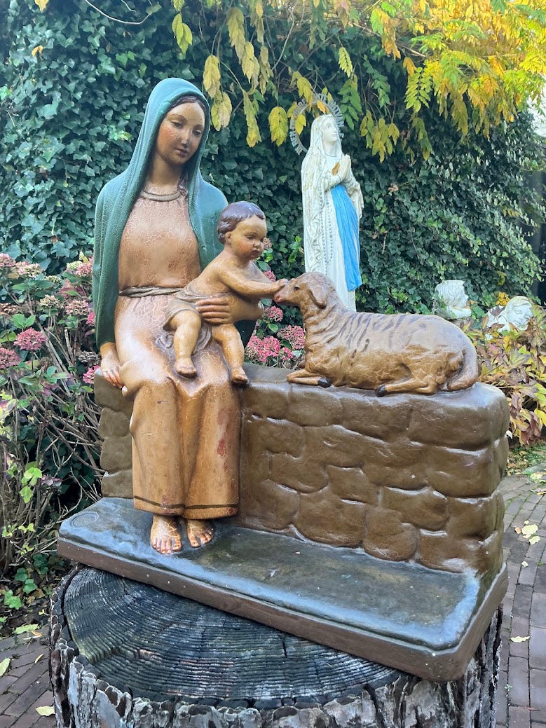 Zeldzaam Belgisch Mariabeeld ca. 1900 – Maria met kindje Jezus en schaap – zwaar gipsen beeld – gesigneerd Depose 12 – religieus erfstuk