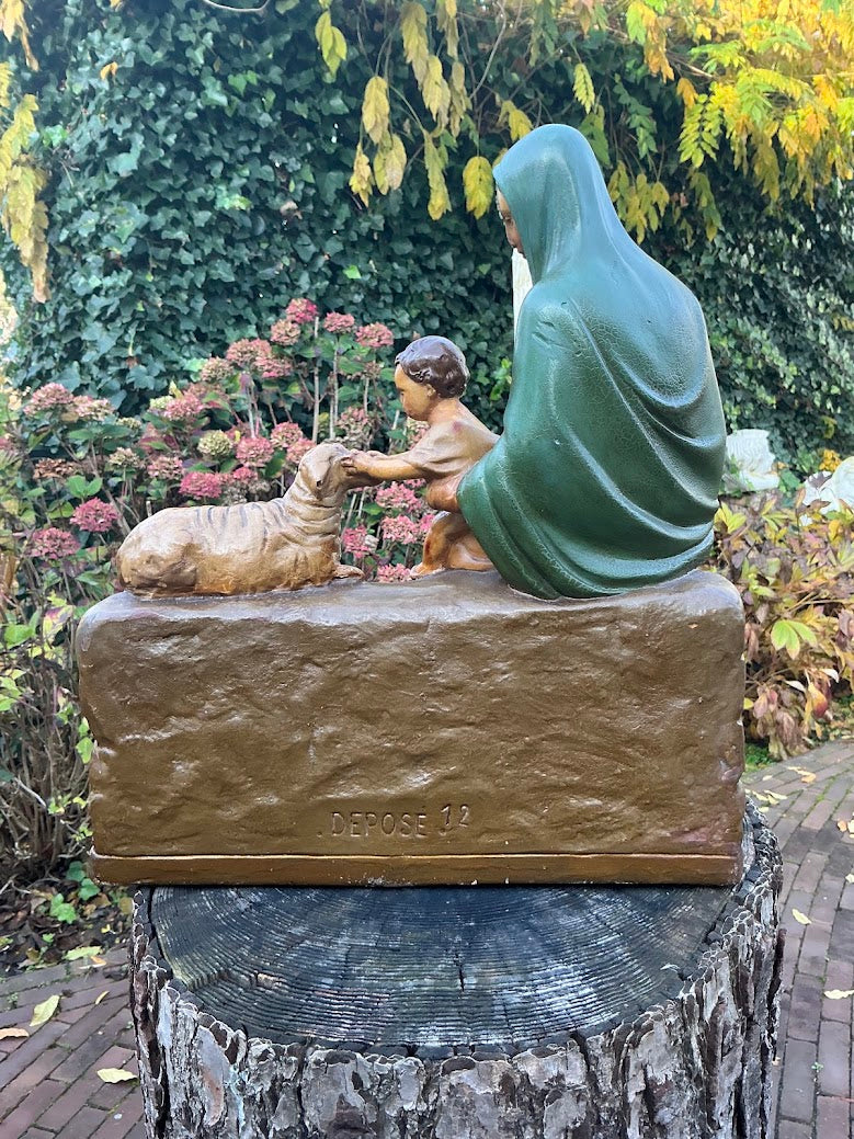 Zeldzaam Belgisch Mariabeeld ca. 1900 – Maria met kindje Jezus en schaap – zwaar gipsen beeld – gesigneerd Depose 12 – religieus erfstuk