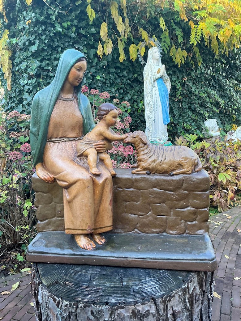 Zeldzaam Belgisch Mariabeeld ca. 1900 – Maria met kindje Jezus en schaap – zwaar gipsen beeld – gesigneerd Depose 12 – religieus erfstuk