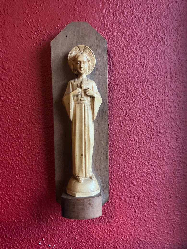 Antiek heiligenbeeld van het Kindje Jezus op wereldbol – jaren ’20 – gipsen beeld op houten console – puntgaaf religieus erfstuk