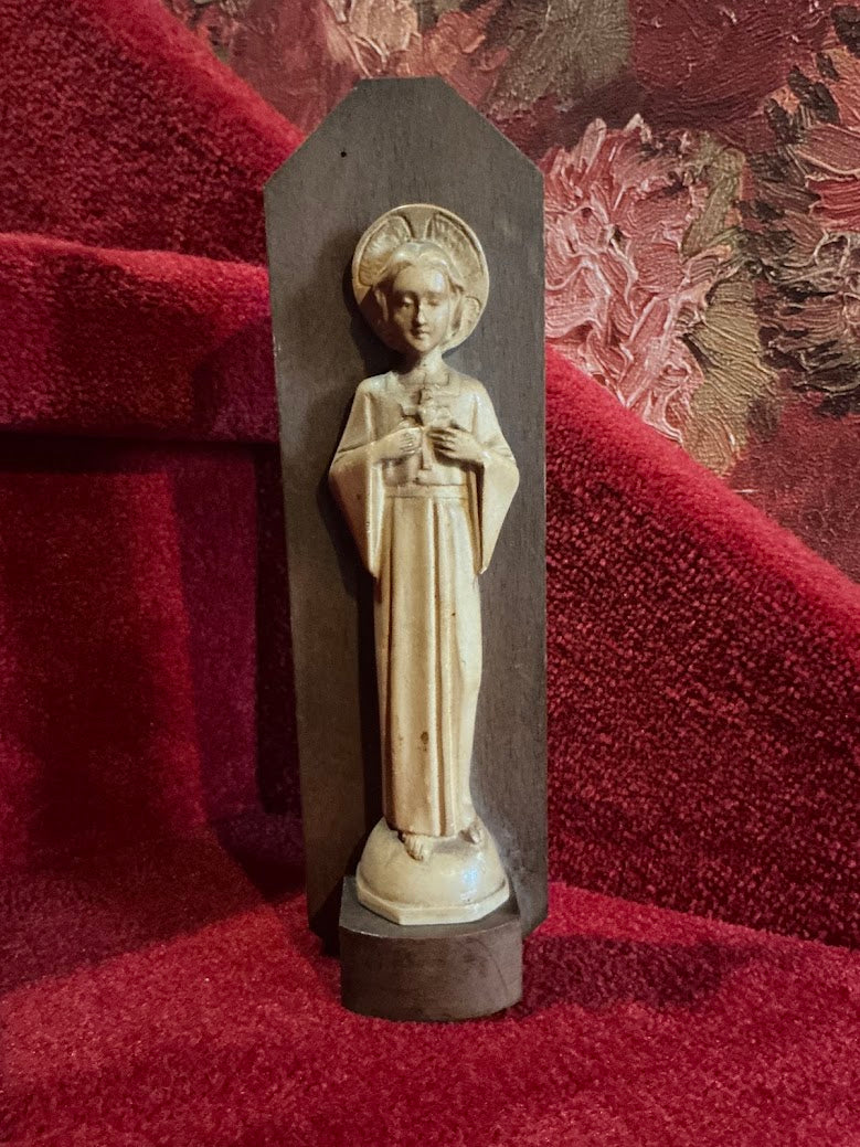 Antiek heiligenbeeld van het Kindje Jezus op wereldbol – jaren ’20 – gipsen beeld op houten console – puntgaaf religieus erfstuk
